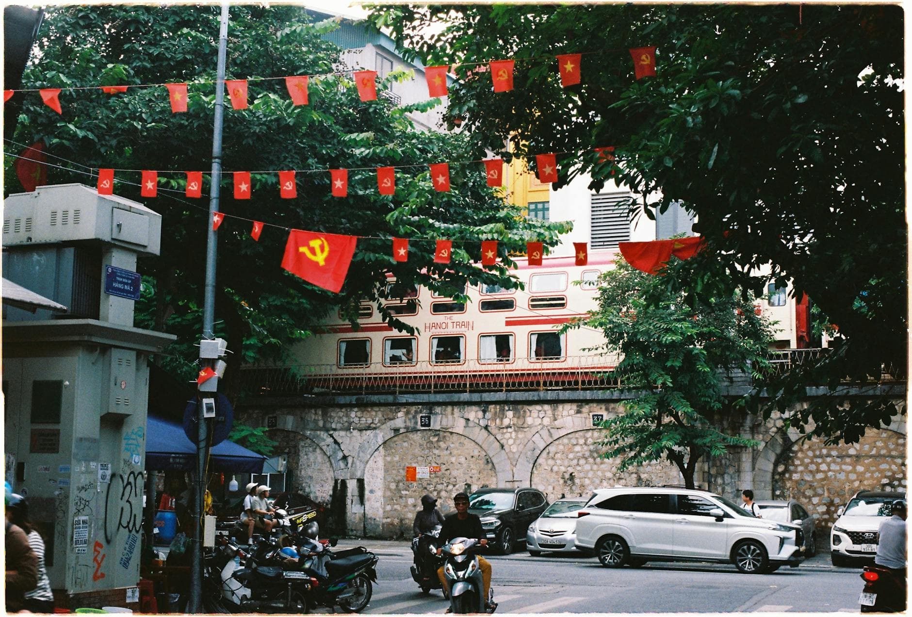 https://cdn-staging.holicay.com/uploads/1779101126036-951673bc-130d-419a-b594-66ac5df9ed42-hanoi-1.jpg
