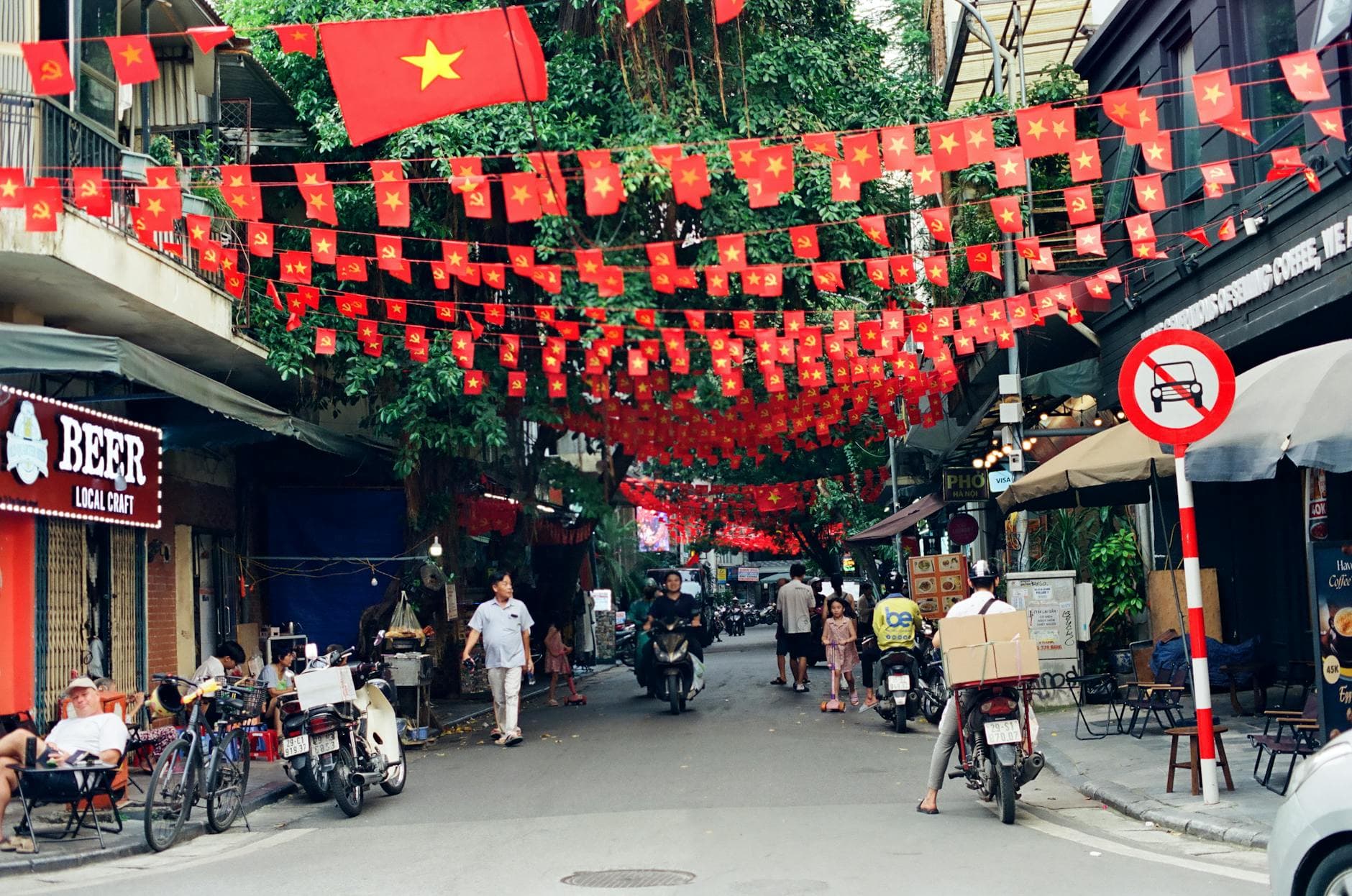 https://cdn-staging.holicay.com/uploads/1779101126114-10356a8c-a3f4-4885-b7d3-42596dc9a241-hanoi-2.jpg