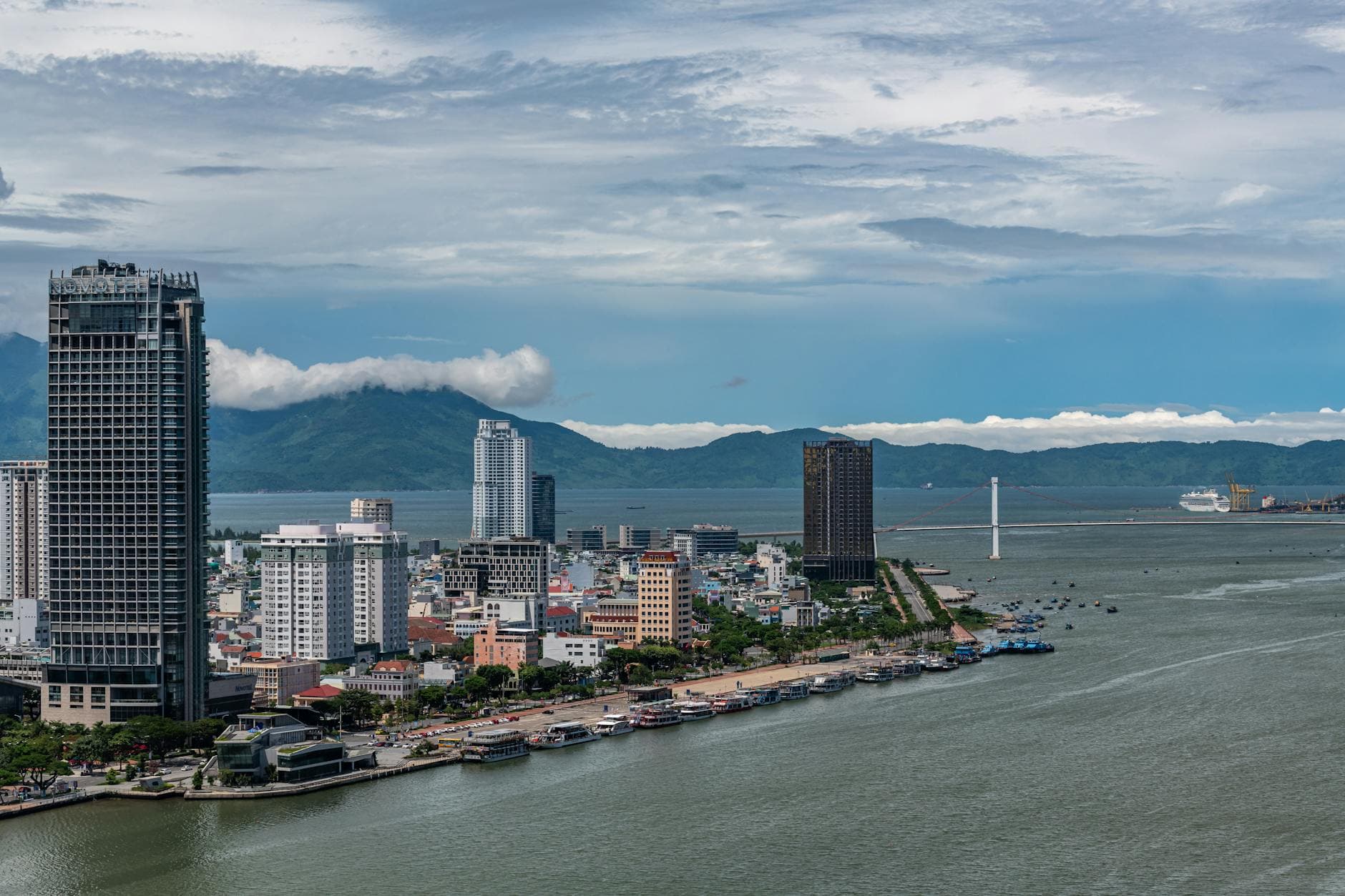 https://cdn-staging.holicay.com/uploads/1779103090804-6024c514-f93a-4ef3-a11e-05fa39f28935-da-nang-1.jpg